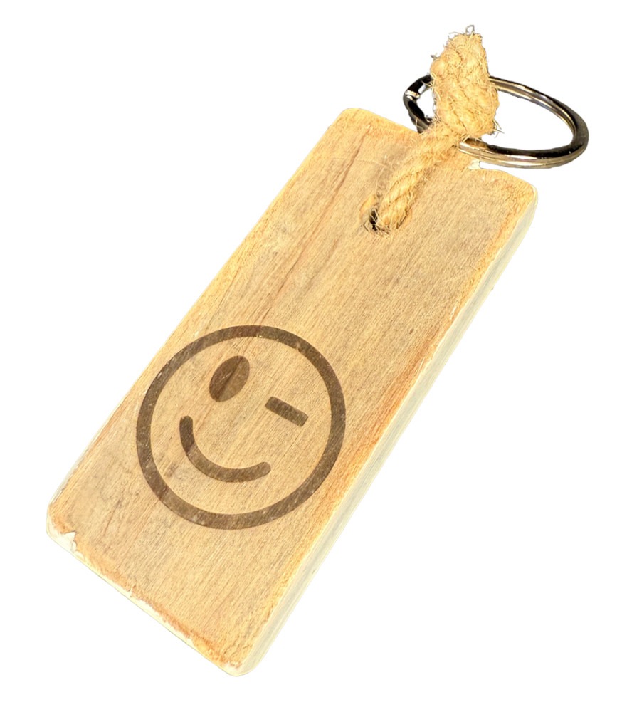 houten sleutelhanger met knipoog smiley van duurzaam dukdalf hout afbeelding