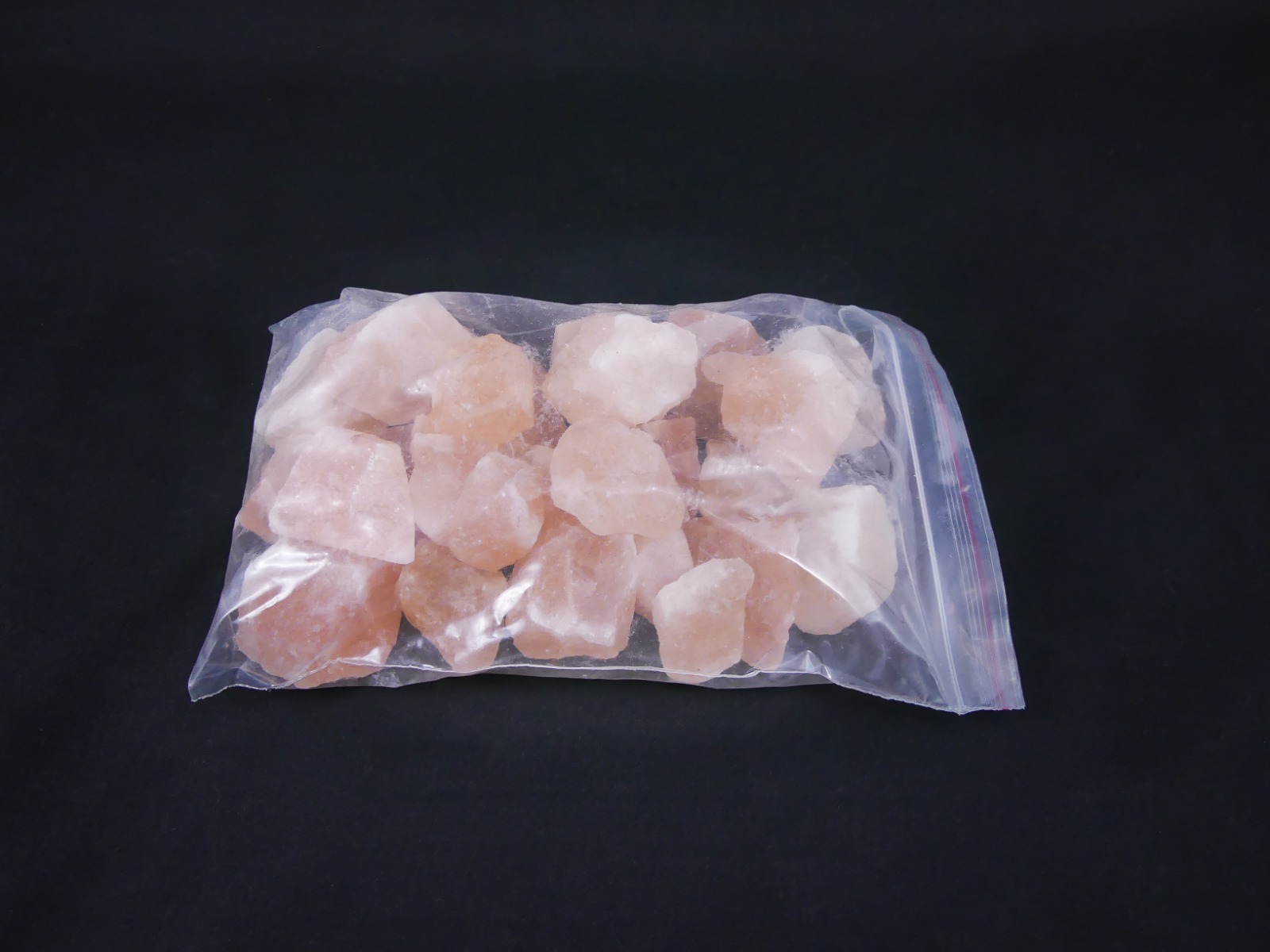 https://www.lalashops.nl/media/catalog/product/b/a/badzout_brokken_-_himalaya_zout_-_2-5cm_-_1kg_-_2.jpg
