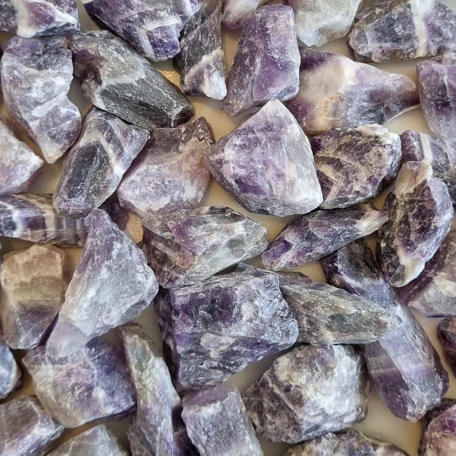 https://www.lalashops.nl/media/catalog/product/c/h/chevron-amethyst-raw-_1.png