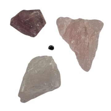 Gouden Driehoek set met drie grote ruwe edelstenen Amethist Rozenkwarts Bergkristal 8-12cm en Hematiet steentje, totaal 1,5kg
