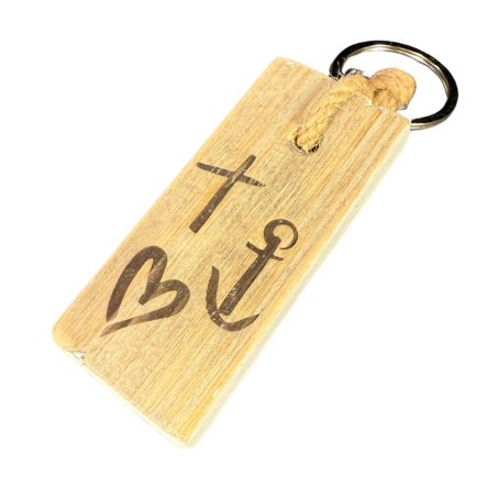 Symbolische houten sleutelhanger met hart, anker en kruis van duurzaam dukdalf hout