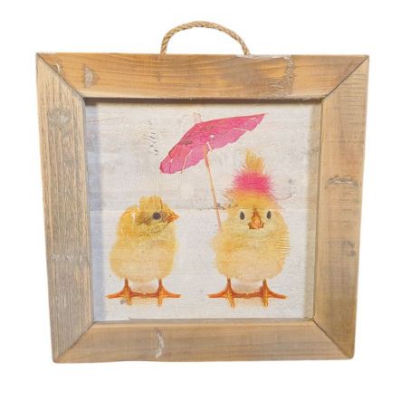 Houten wandtegel met afbeelding van kuikens met paraplu in een houten lijst. 22 x 22 x 3.5 cm | Dutch Mood