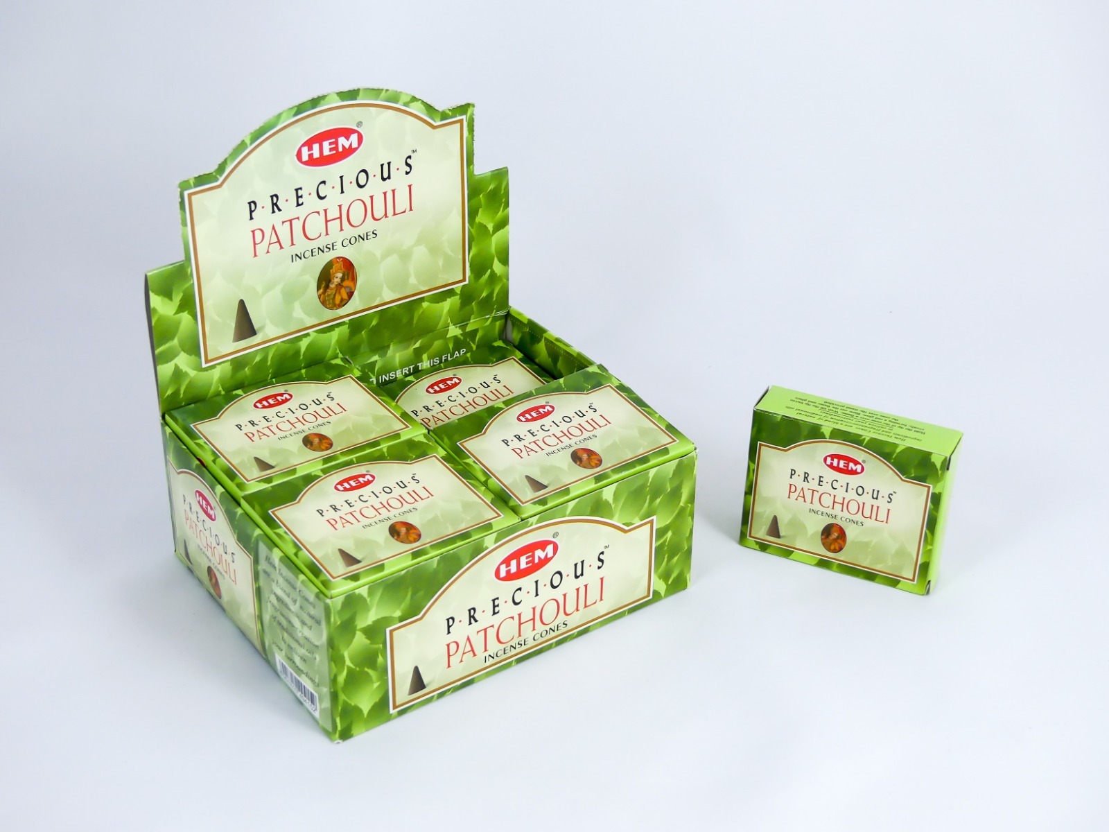 https://www.lalashops.nl/media/catalog/product/h/e/hem_wierook_kegels_-_patchouli_precious_-_voordeelbox_12_pakjes_120_kegels_1.jpg
