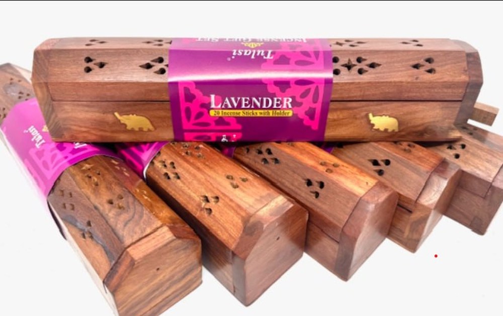 https://www.lalashops.nl/media/catalog/product/l/u/luxe_houten_wierookkist_met_lavendel_wierookstokjes.jpg