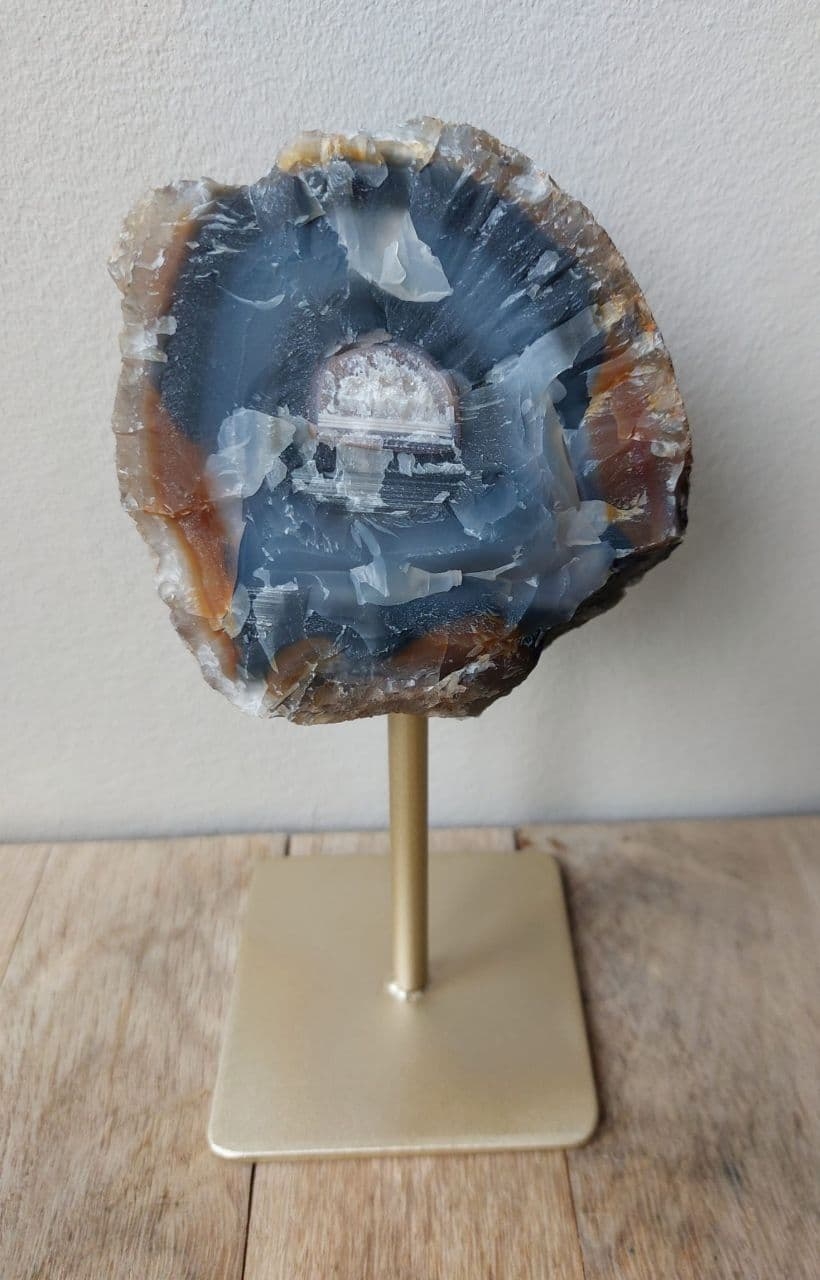 Natuur Agaat op Metalen Standaard - Blauw / Rode Agaat met Gouden Standaard - 19cmx9cm - 0.7kg afbeelding