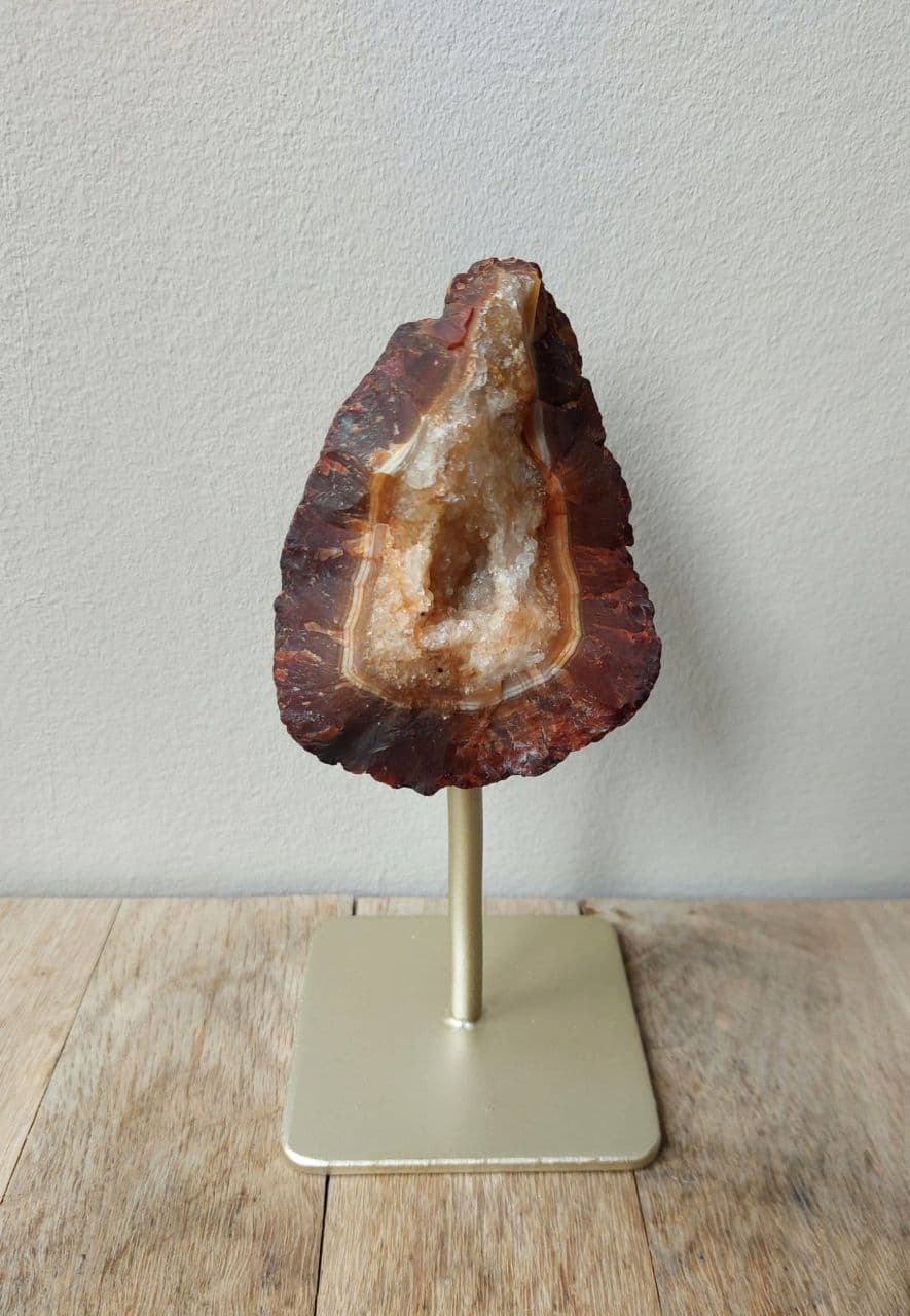 Natuur Agaat op Metalen Standaard - Rode Agaat (gebrand) met Gouden Standaard - 17cmx8cm - 0.5kg afbeelding