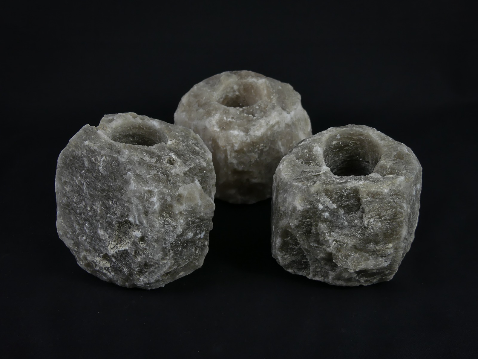 https://www.lalashops.nl/media/catalog/product/t/h/theelicht_zoutsteen_zwart_-_9x9x9cm_-_1_4kg_3_.jpg