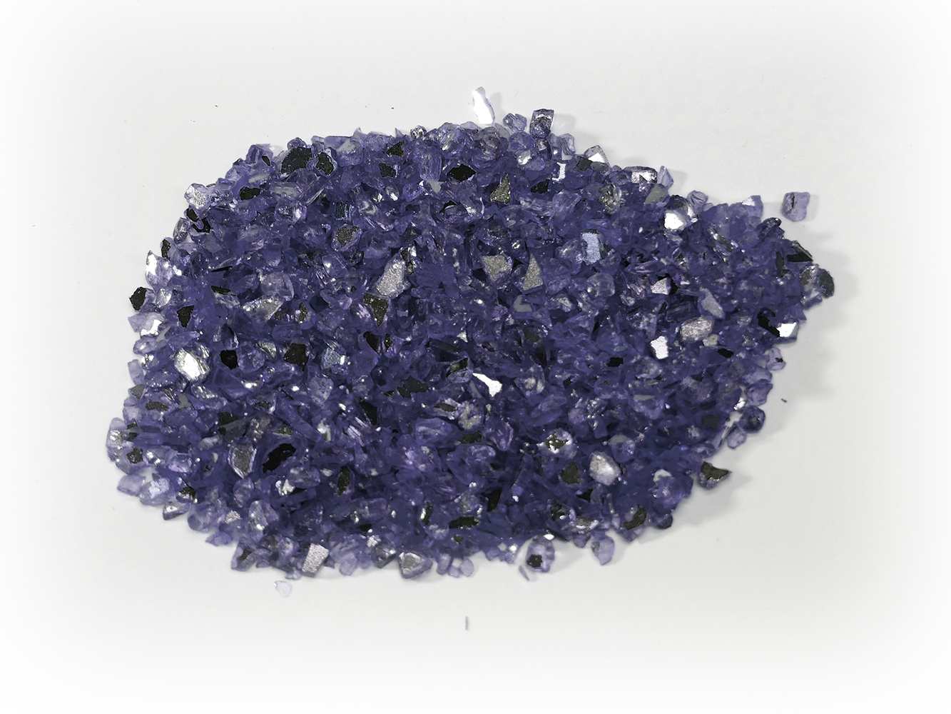 https://www.lalashops.nl/media/catalog/product/v/i/violet_donkerpaars_spiegelglas_1-4mm_decoratief_glas_1kg.jpg