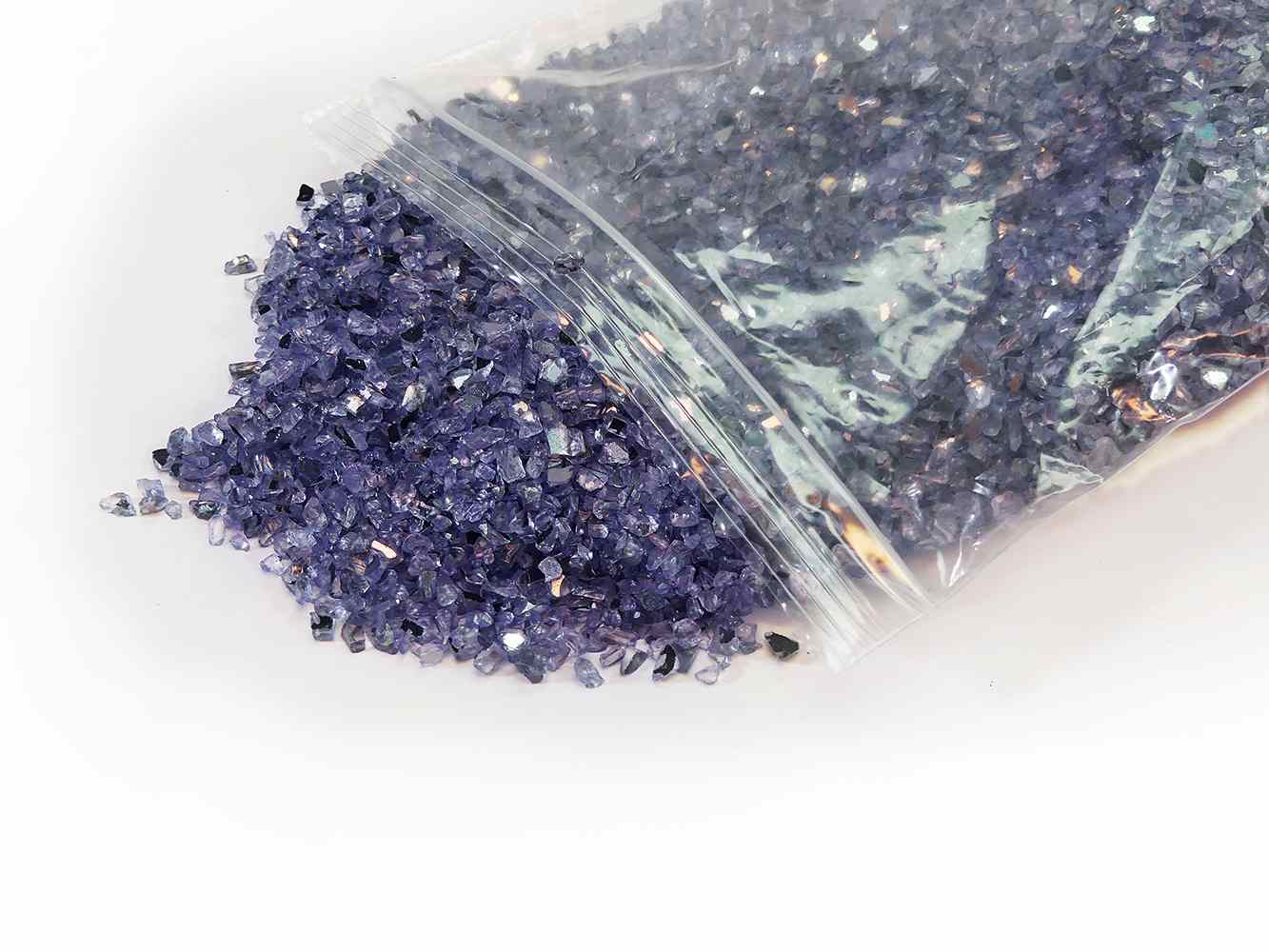 https://www.lalashops.nl/media/catalog/product/v/i/violet_donkerpaars_spiegelglas_1-4mm_decoratief_glas_1kg_zak_in_verpakking.jpg