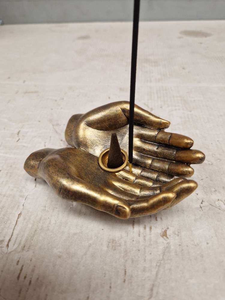 https://www.lalashops.nl/media/catalog/product/w/i/wierookhouder_gouden_handen_met_wierook.jpg