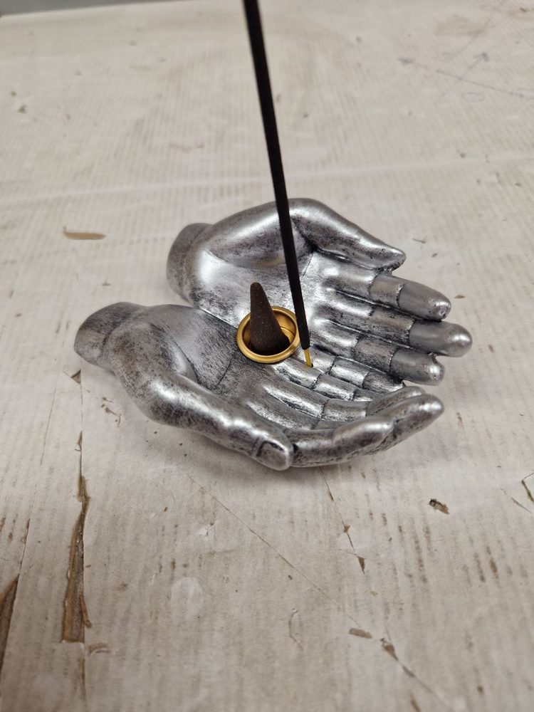 https://www.lalashops.nl/media/catalog/product/w/i/wierookhouder_twee_zilveren_handen_met_wierook.jpg