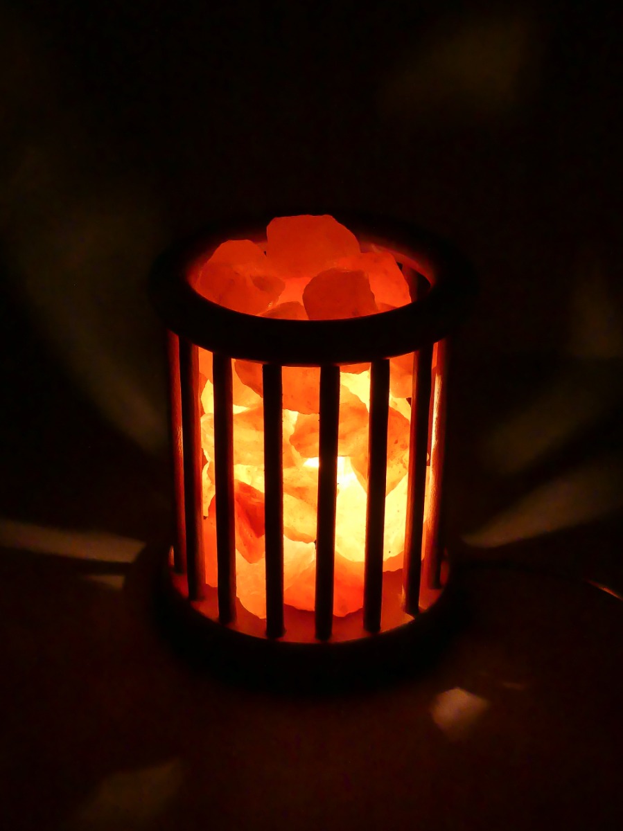 https://www.lalashops.nl/media/catalog/product/z/o/zoutlamp_-_himalaya_zoutstenen_in_cilinder_korfje_4.jpg