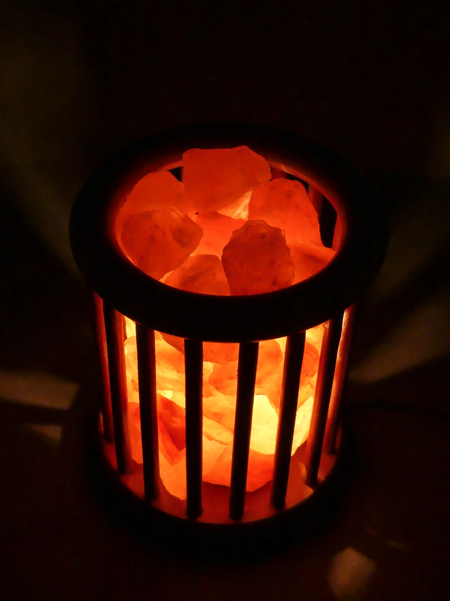 https://www.lalashops.nl/media/catalog/product/z/o/zoutlamp_-_himalaya_zoutstenen_in_cilinder_korfje_5.jpg