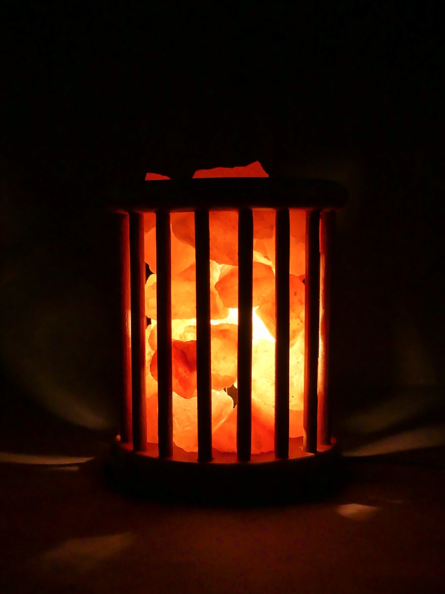 https://www.lalashops.nl/media/catalog/product/z/o/zoutlamp_-_himalaya_zoutstenen_in_cilinder_korfje_6.jpg